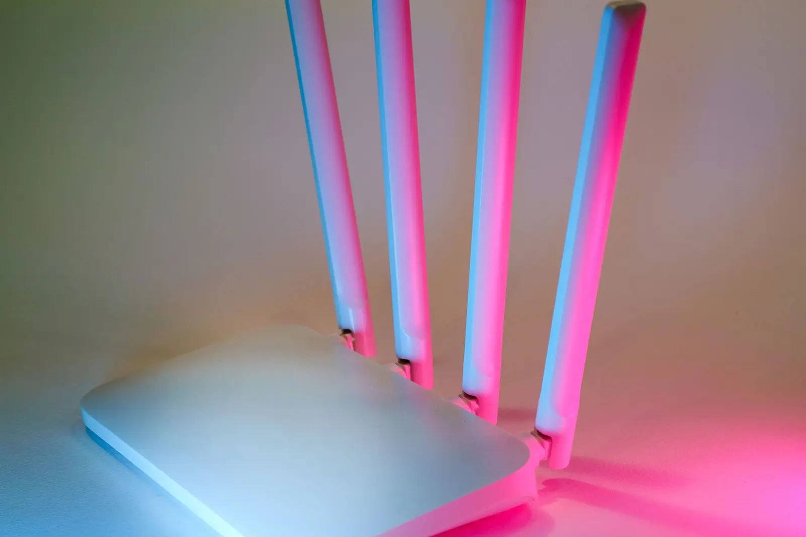 Moderný bezdrôtový router s farebným osvetlením